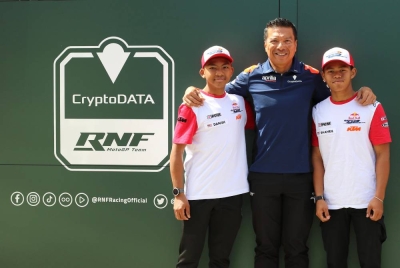 Razlan (tengah) bersama Hakim Danish (kiri) dan Danial Syahmi. - Foto FB ZK Racing