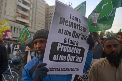 Aktivis di Pakistan melaungkan kecaman terhadap individu yang mempersendakan agama baru-baru ini. - Foto AFP