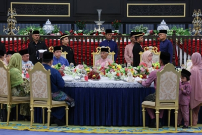 Al-Sultan Abdullah dan Tunku Azizah berkenan berbuka puasa bersama Tengku Hassanal serta Anwar, Ahmad Zahid dan Fadillah pada Majlis Berbuka Puasa di Istana Negara malam ini. - Foto Bernama