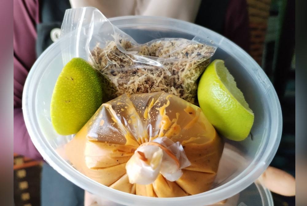 Sambal tumis, kelapa goreng dan limau nipis antara perisa yang akan dicampur dan digaulkan dengan rumpai laut untuk dijadikan kerabu sare.