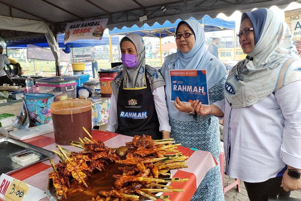 Terdapat 15 peniaga yang berdaftar yang menjual pelbagai jenis Menu Rahmah di bazar berkenaan.