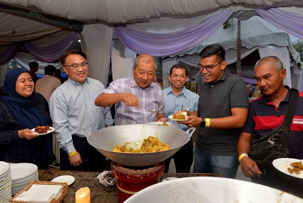 Pengasas dan Timbalan Pengerusi Eksekutif Kumpulan Matrix Concepts,Datuk Seri Lee Tian Hock (tiga kiri) turut hadir pada majlis berbuka puasa di d'Tempat County Club_Tarbus 2023.