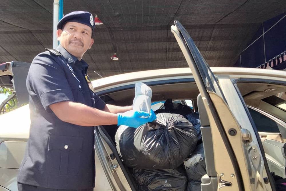 Daun ketum yang dimuatkan dalam kereta Proton Preve.