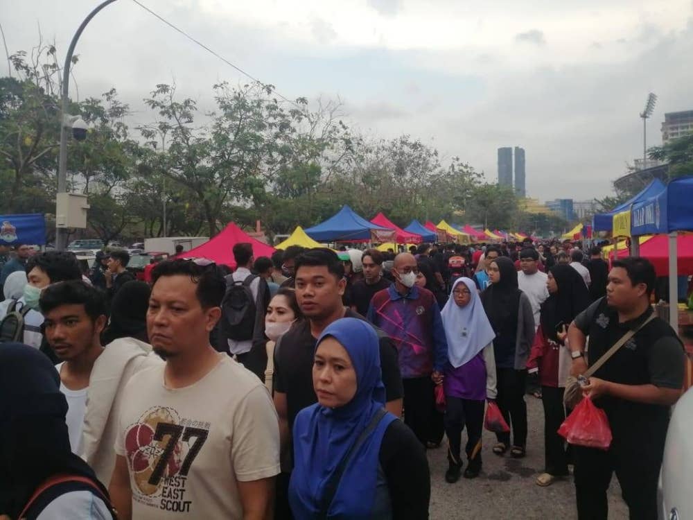 Kemeriahan tapak bazar Ramadan Taman Tasik Permaisuri pada hari pertama Ramahan, Khamis lalu.