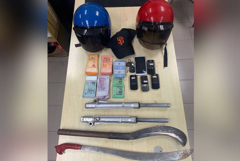 Antara barang yang dirampas polis.