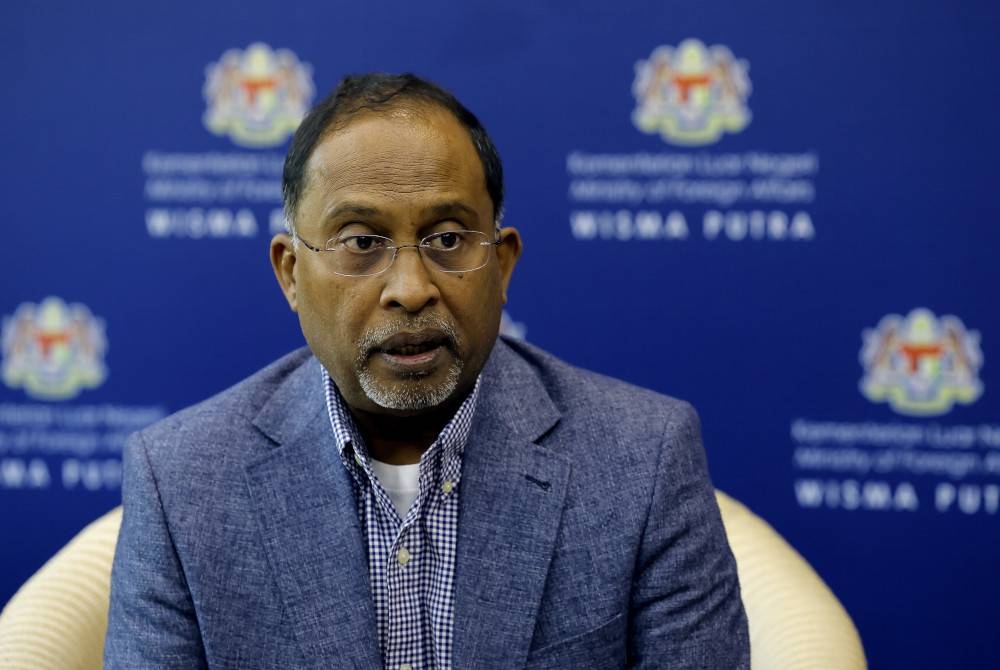 Zambry bercakap kepada media mengenai lawatan rasmi Perdana Menteri ke Kemboja di Wisma Putra hari ini. - Foto Bernama