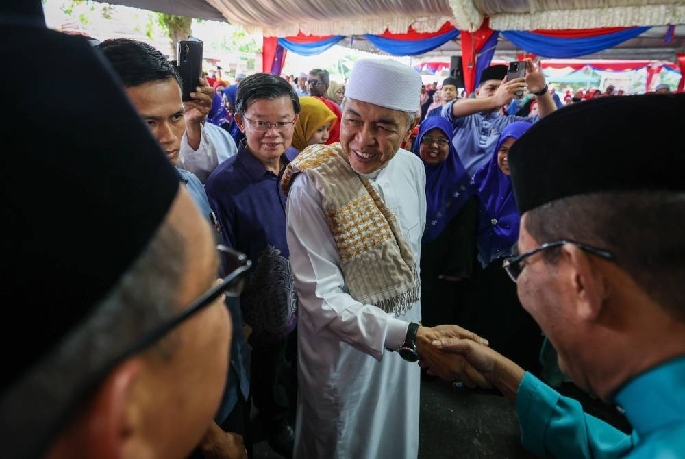 Ahmad Zahid diiringi Kon Yeow hadir pada Majlis Santunan Kasih Ramadan di Masjid Jamek Al-Islah hari ini. - Foto Bernama