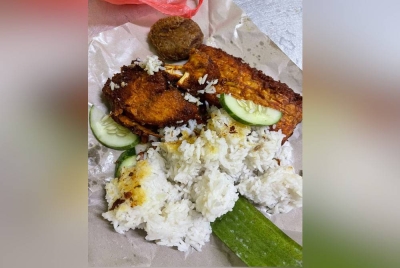 Tular di media sosial peniaga menjual nasi ayam berempah dengan harga RM15 sebungkus. - Foto FB Adam Muiz Al Haq