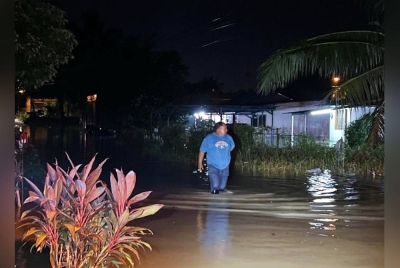 Hujan lebat berterusan pada sebelah petang mengakibatkan banjir di Kampung Sungai Relong dan Kampung Baru Batu 5 pada Sabtu. - Foto APM Perak