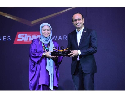 Ahmad Dasuki menerima trofi Bisnes Sinar Harian Awards (BISA) daripada Ketua Pegawai Eksekutif Grup Sinar Karangkraf, Farah Hussamuddin pada 23 Februari lalu.