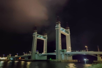 Jambatan Angkat Kuala Terengganu atau lebih dikenali sebagai drawbridge bergelap selama sejam bagi menyahut kempen Earth Hour yang bertemakan 'Invest On Our Planet' pada malam Sabtu.