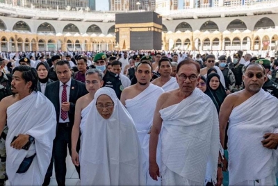 Anwar, Wan Azizah serta deligasi Malaysia selesai menunaikan ibadah umrah di Mekah. - Foto Facebook Anwar Ibrahim