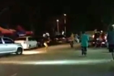 Tular video memaparkan seorang lelaki bertindak mengamuk menggunakan sebilah parang di hadapan restoran Bandar Rinching, Semenyih pada Sabtu.