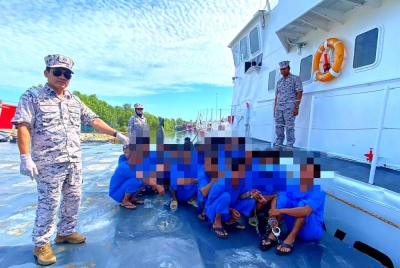 Syed Nor Adli menunjukkan sebahagian daripada nelayan asing Vietnam yang ditahan oleh Maritim Malaysia Kelantan.