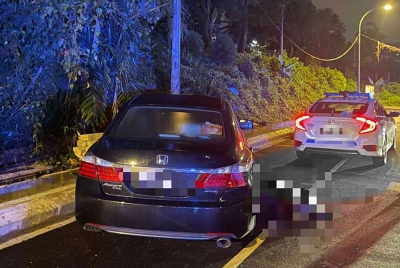 Kereta dinaiki pasangan suami isteri terbabas dalam kejadian di Jalan 51A/227A, pada Sabtu.