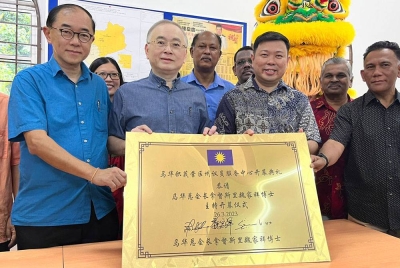 Wee Ka Siong (dua dari kiri) ketika merasmikan Pusat Khidmat ADUN Chenderiang di sini pada Ahad.