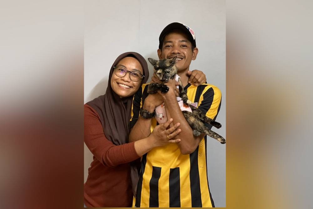 Siti Azila dan suaminya bersama seekor kucing kelainan upaya.