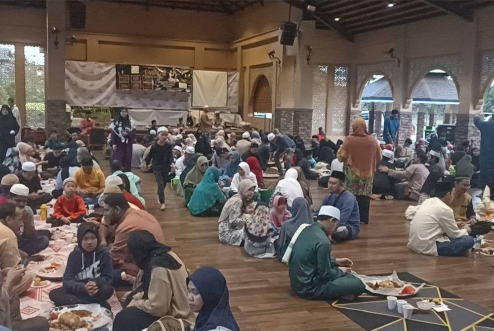 Orang ramai mengambil peluang berbuka puasa di Masjid Al Asma'ul Husna Bandar Uda Utama.