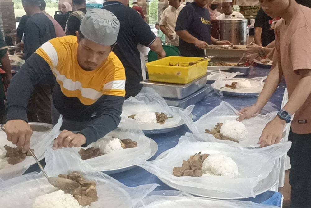 Hidangan berbuka puasa disediakan di dalam dulang.