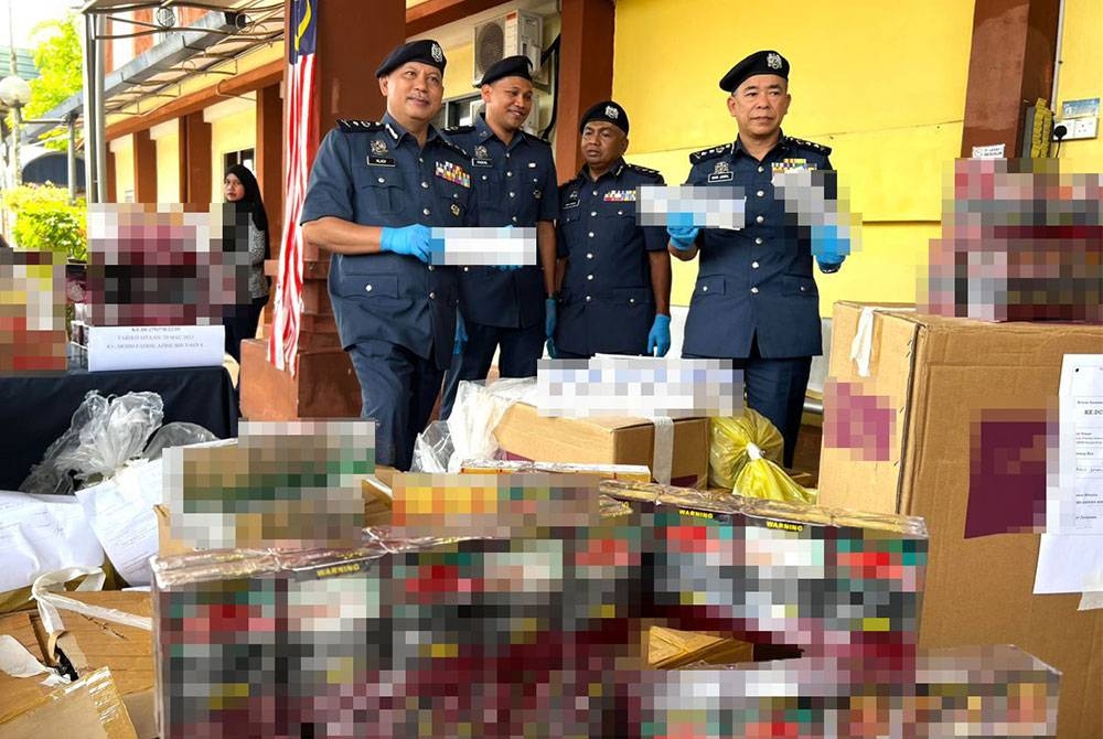 Rokok-rokok yang dirampas daripada seorang suspek dalam serbuan di Kuala Krai.