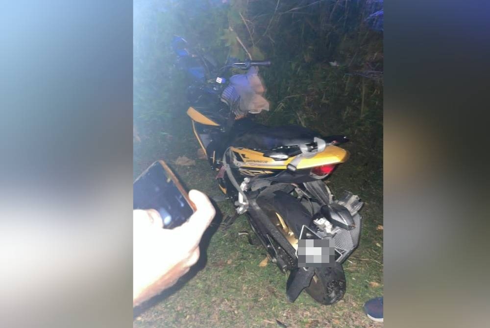 Motosikal mangsa mengalami kerosakan selepas bertembung dengan SUV di Jalan Tanjung Rambutan - Chemor. - Foto ihsan pembaca