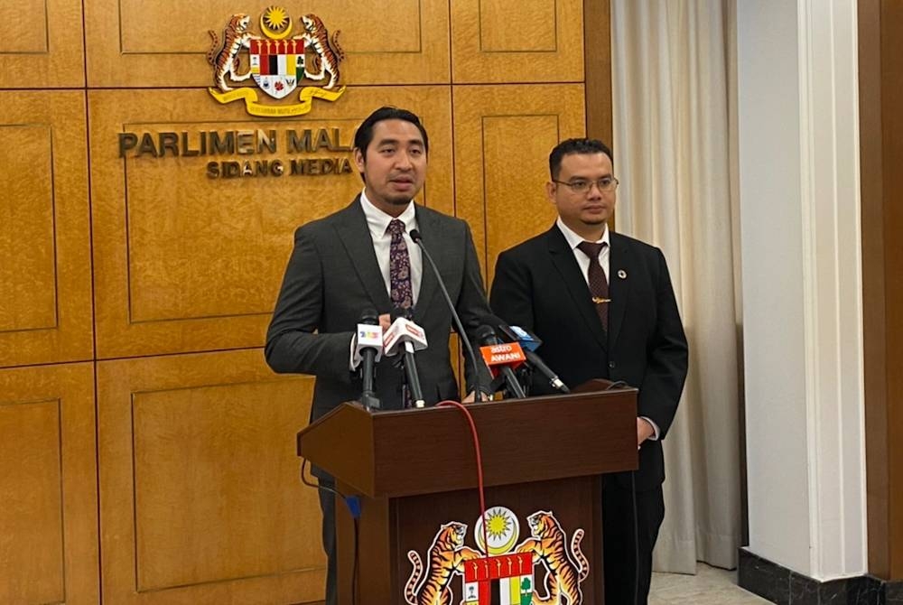 Wan Ahmad Fayhsal (kiri) ketika sidang akhbar di Parlimen pada Isnin.