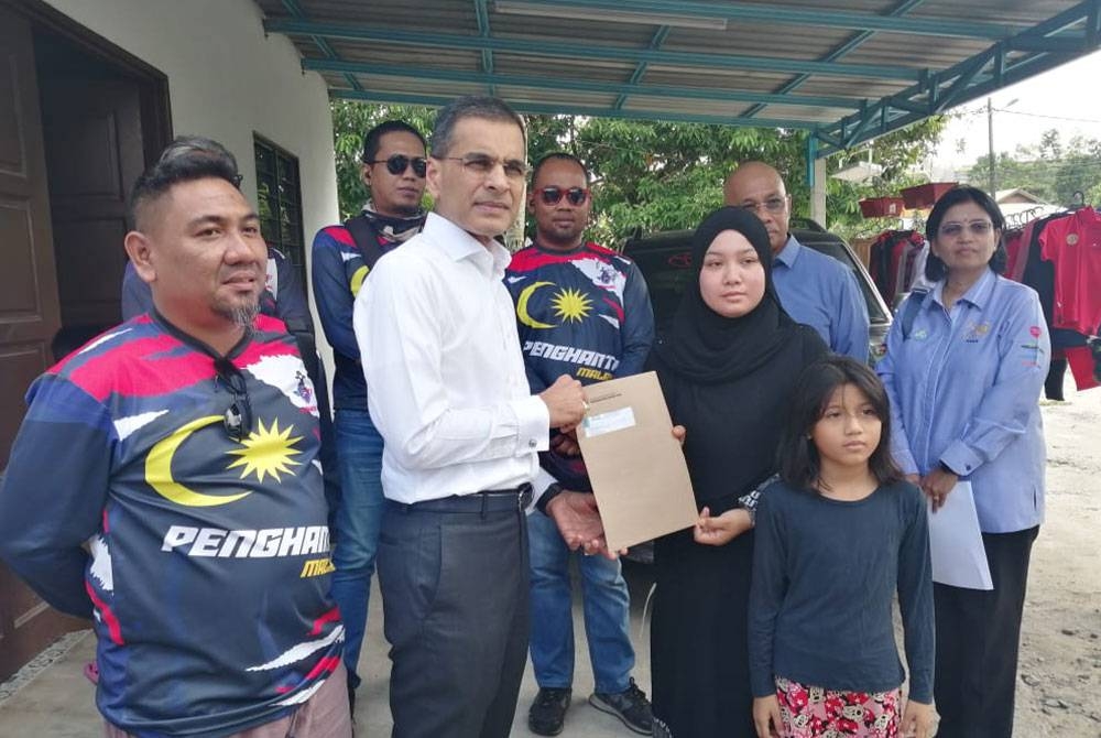 Mohammed Azman (dua dari kiri) menyampaikan faedah Perkeso kepada Siti Nur Aishah.