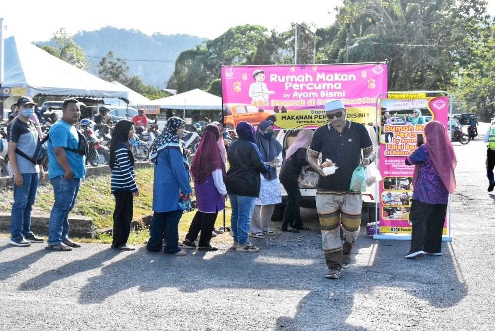 
Orang ramai beratur untuk mendapatkan makanan di RMP bergerak di Bazar Ramadan Bintong pada Ahad.