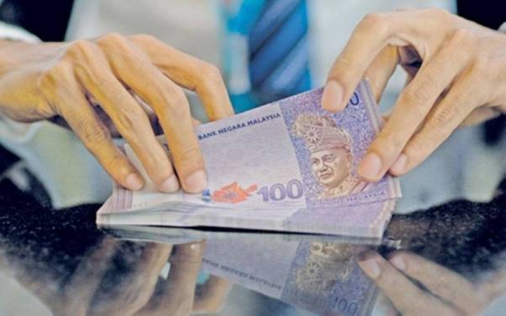 Ringgit ditutup lebih tinggi berbanding dolar AS selepas bergerak dalam julat terhad pada Isnin disebabkan aktiviti dagangan yang lengang. - Gambar hiasan 