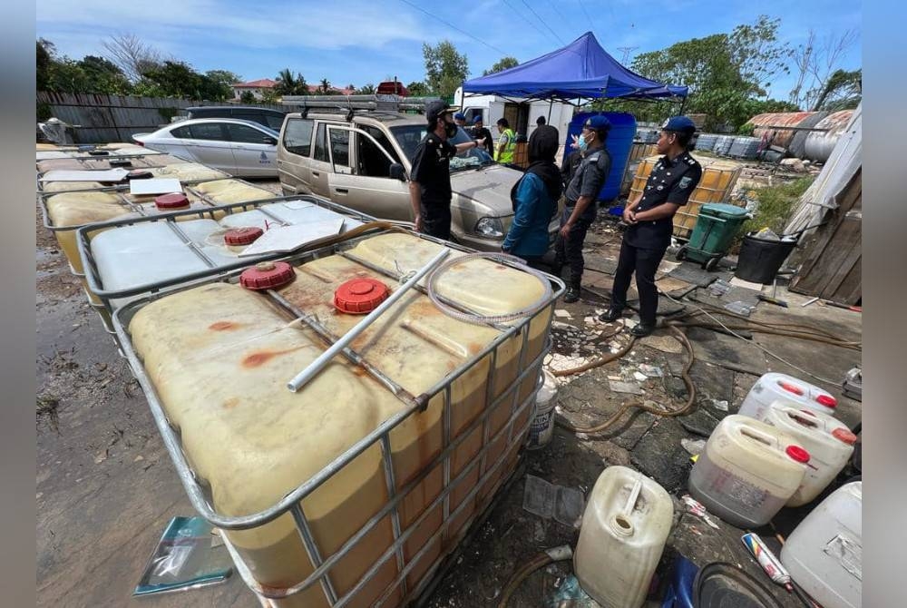 KPDN Labuan merampas lebih kurang 44,000 liter minyak diesel bersubsidi dalam satu serbuan di sebuah stor di Jalan Mohd Salleh, di sini pada Isnin. - Foto Facebook KPDN Labuan