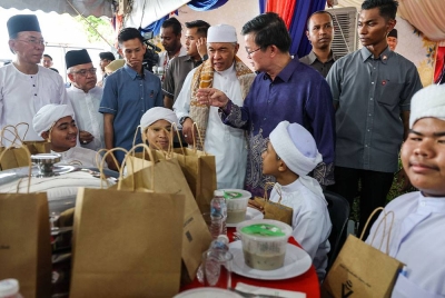 Ahmad Zahid (empat dari kanan) bersama Ketua Menteri Pulau Pinang, Chow Kon Yeow berbual bersama pelajar tahfiz pada Majlis Santunan Kasih Ramadhan di Masjid Jamek Al-Islah pada Ahad. - Foto: Bernama