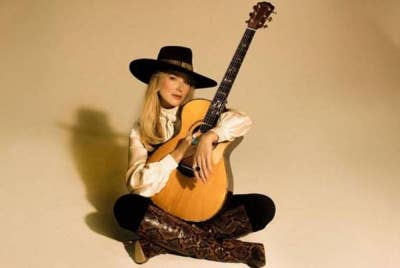 Dalam satu memoir 'Never Broken - Songs Are Only Half The Story' pada tahun 2015, Jewel menceritakan tentang kisah hidupnya ketika kecil. - Foto Facebook/Jewel