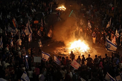 Penunjuk perasaan menghalang jalan dan menyalakan unggun api semasa protes terbaharu rombakan sistem kehakiman di Tel Aviv. - AFP