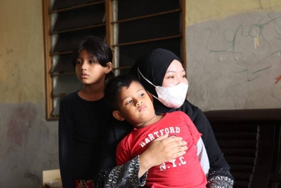 Siti Nur Aishah bersama dua daripada empat anaknya.