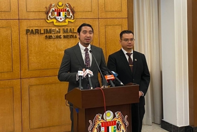 Wan Ahmad Fayhsal (kiri) ketika sidang akhbar di Parlimen pada Isnin.