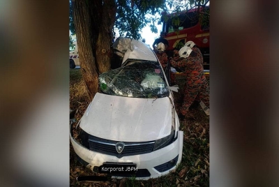 Keadaan kereta Proton Preve yang remuk selepas melanggar sebatang pokok. Foto: Ihsan JBPM