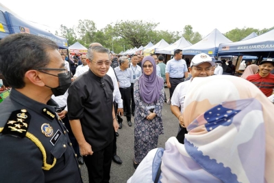 Salahuddin (dua dari kiri) melawat tapak jualan selepas menyempurnakan Pelancaran Bazar Ramadan Rahmah (BRR) Peringkat Kebangsaan di Bazar Ramadan Rahmah Presint 14 pada Isnin. - Foto Bernama