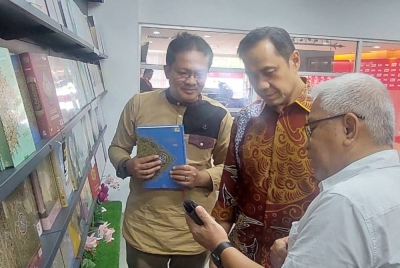 Pengurus Hal Ehwal Agama Dan Penerbitan, Kumpulan Media Karangkraf Sdn Bhd, Ahmad Yani Abd Manaf (kiri) dan Ketua Pasukan Rasuah Busters, Datuk Hussamuddin Yaacub (kanan) memberi penerangan tentang naskhah al-Quran terbitan Karangkraf kepada Ary Ginanjar semasa lawatannya pada Isnin.