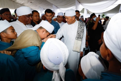 Ahmad Zahid meluangkan masa beramah mesra bersama pelajar-pelajar tahfiz yang hadir pada Majlis Santunan Kasih Ramadan di Masjid Jamek Ar-Rahman Kampung Pulai dekat Serkam, pada Isnin. - Foto Bernama
