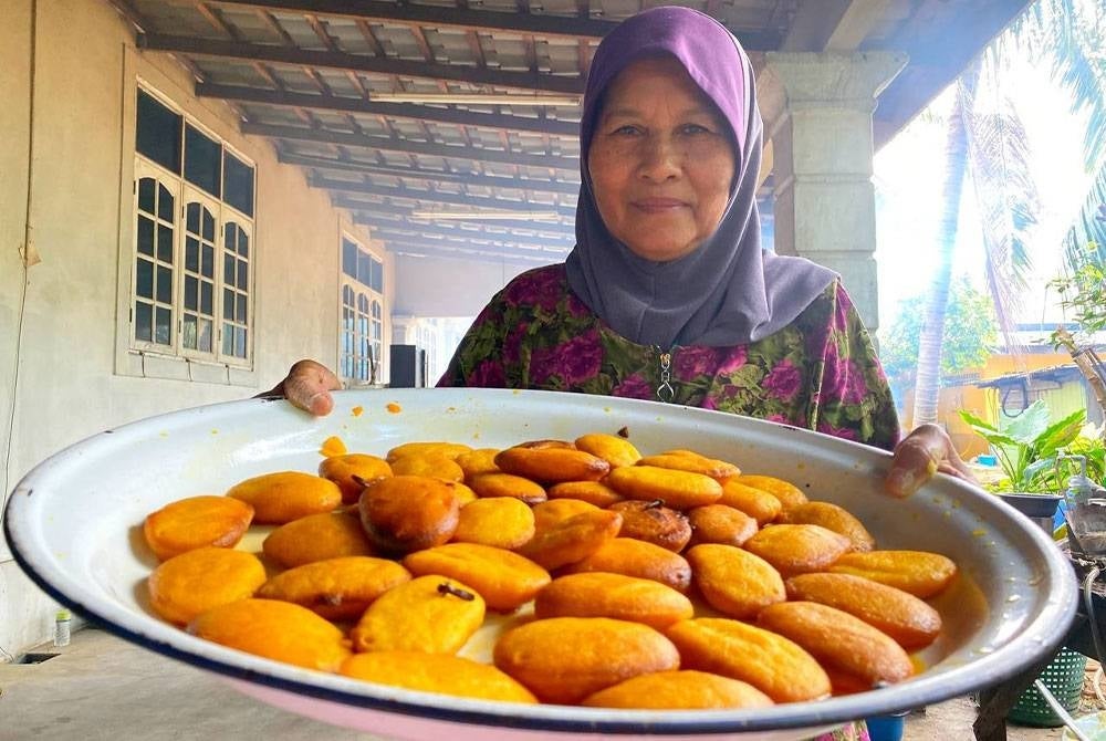 Mek Kalsom yang sudah lebih 50 tahun mengusahakan nekbat mengakui terpaksa menjual kuih tersebut pada harga 50 sen sebiji berbanding RM2 untuk lima biji tahun lalu.