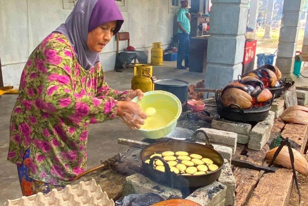 Mek Kalsom masih memasak nekbat dengan menggunakan cara tradisional.