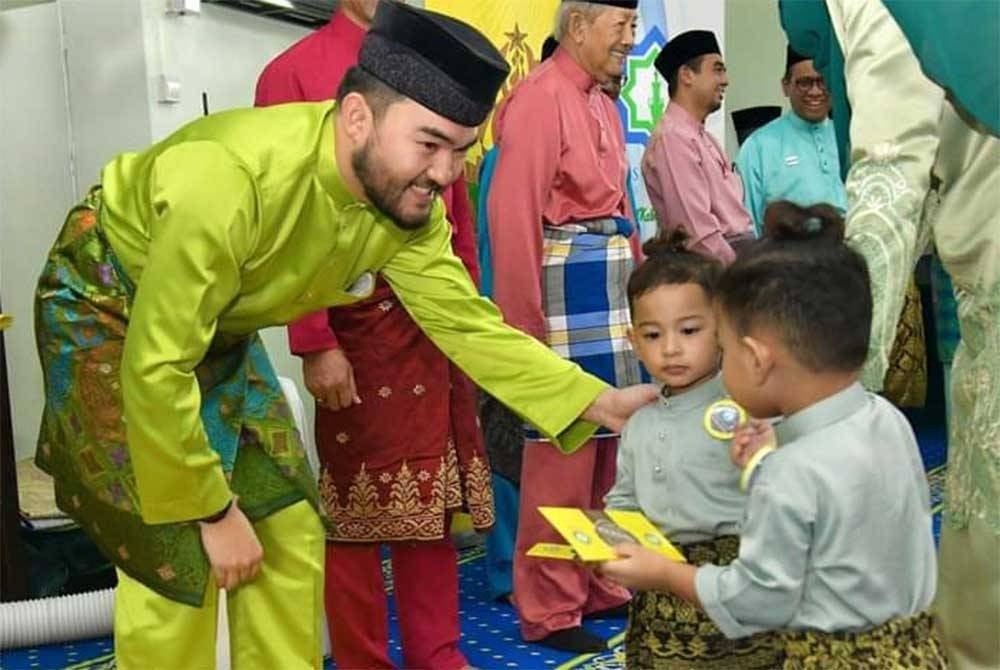 Tengku Amir Shah (kiri) berkenan menyampaikan sumbangan Aidilfitri kepada hampir 2,000 anak-anak yatim bagi daerah Klang dan Kuala Selangor.