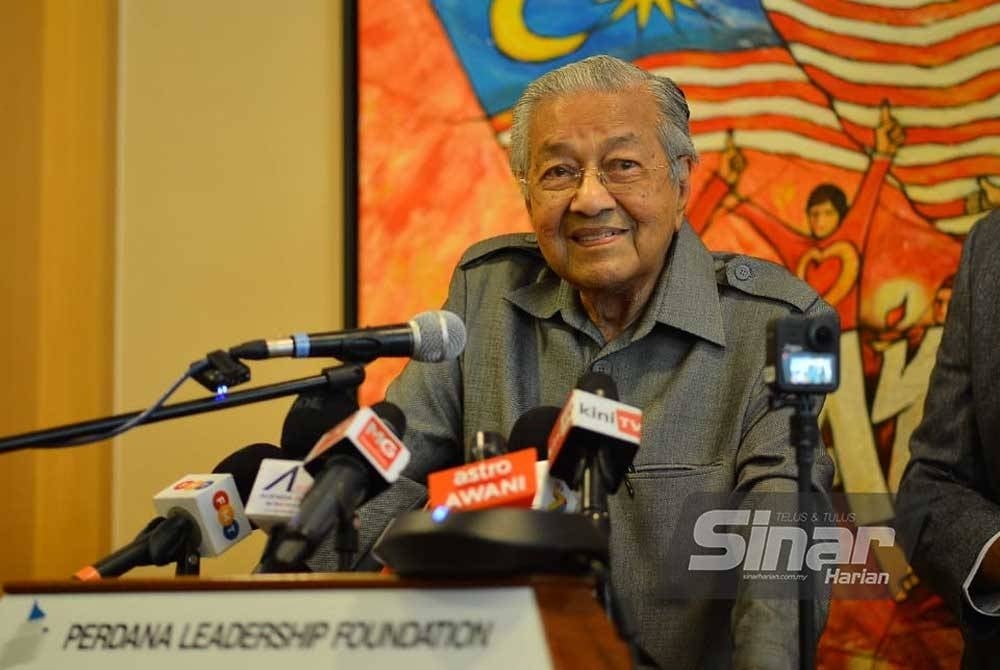 Dr Mahathir berucap pada sidang media di Dewan Serbaguna, Yayasan Kepimpinan Perdana, Presint 8, Putrajaya hari ini. Foto Sinar Harian / Asril Aswandi Shukor.