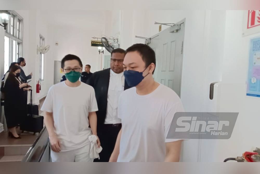 Kean Yi dan Chen Khang dilepas dan dibebaskan daripada pertuduhan memiliki dan mengedar dadah serta memiliki racun di Mahkamah Tinggi Johor Bahru, pada Selasa.