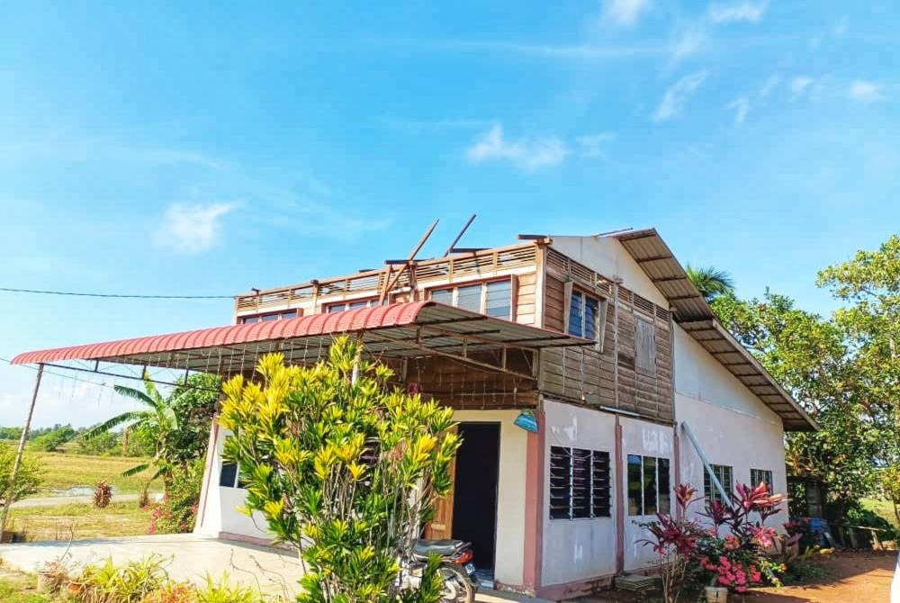 Rumah Abdul Rahim dan Badariah yang rosak akibat dibadai ribut.