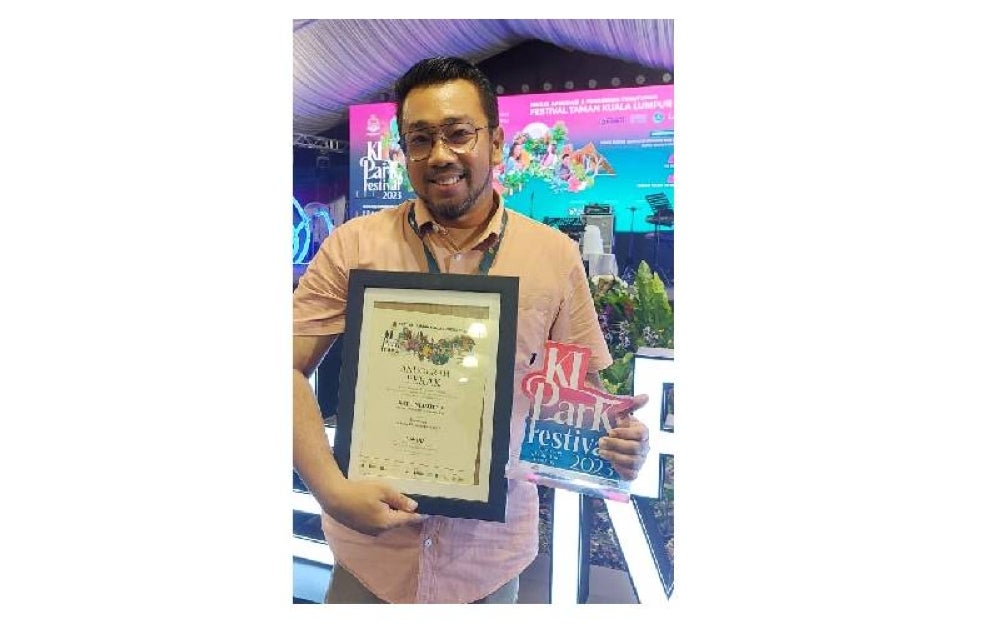 Azrin berbangga apabila ilham rekaan anjungnya berasaskan tumbuhan dan karya seni dipilih sebagai pemenang tempat kedua.