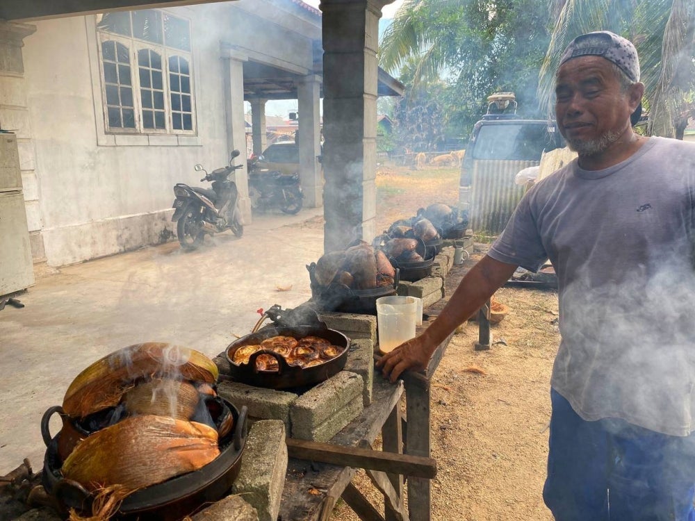 Ibrahim terpaksa mengurangkan pembuatan kuih akok disebabkan bekalan telur ayam yang mampu diperolehi sehari ialah sekitar 200 biji sahaja.