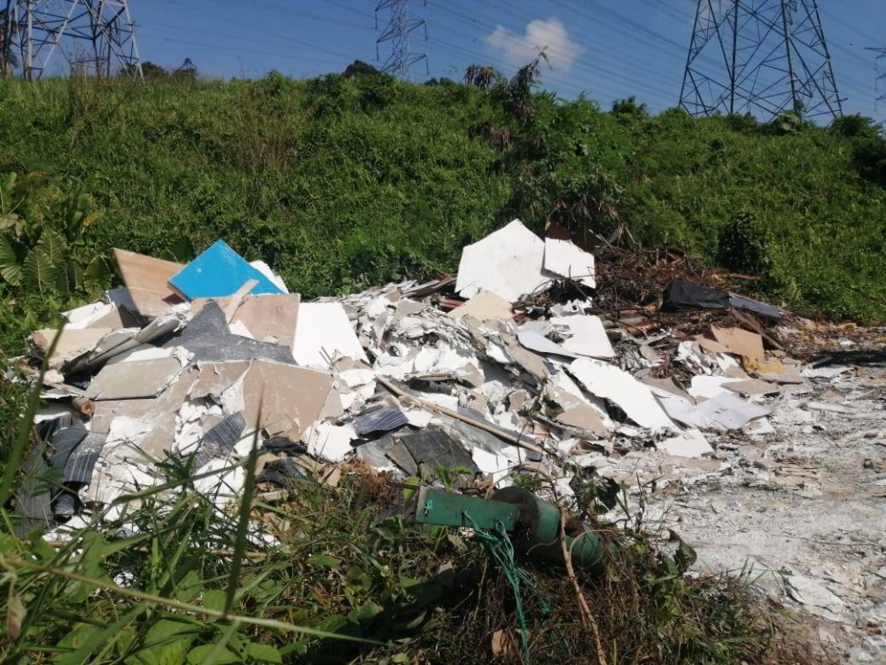Antara sampah binaan yang ditemui di lokasi tapak pembuangan sampah haram di Putra Permai.