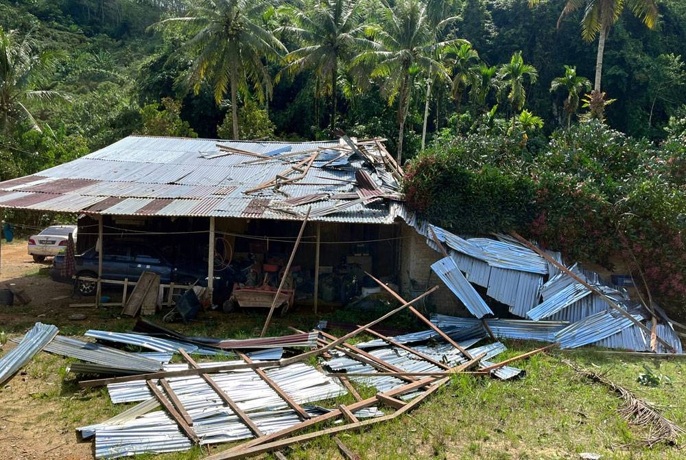 Keadaan rumah Hasmah yang mengalami kerosakan pada bumbung bahagian dapur selepas dibadai ribut petang semalam. - Foto Bernama
