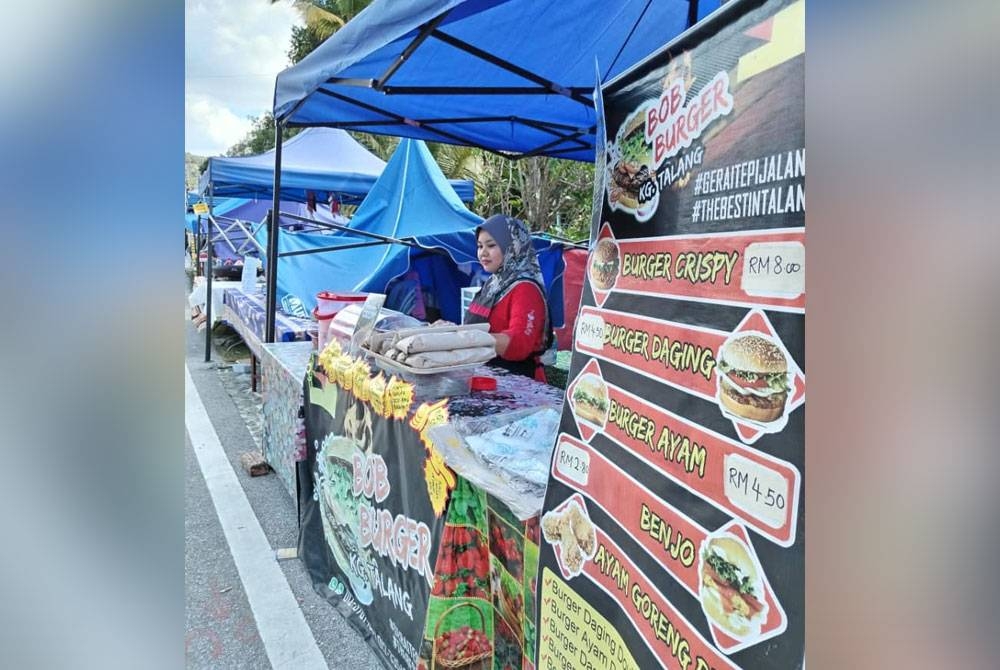 Dayang Noratilia dihadapan gerai jualannya di Bazar Ramadan Tanjung Ipoh,Kuala Pilah.